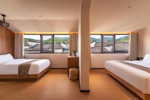 Ένα ή περισσότερα κρεβάτια σε δωμάτιο στο Floral Hotel Xidi Jiuheboshe B&B