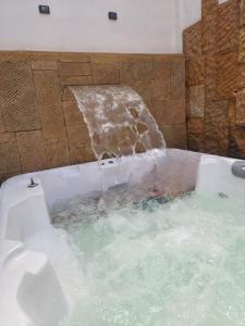 una vasca idromassaggio con cascata d'acqua di IL CASTELLO DI LETTERE Barichara a Barichara