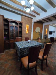 una sala da pranzo con tavolo e sedie di IL CASTELLO DI LETTERE Barichara a Barichara