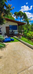 a patio with blue pillows in a yard at Cabana nas Montanhas Capixabas in Domingos Martins