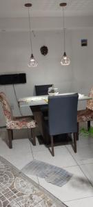 a desk with two chairs and a piano in a room at CASACOMPART Quarto individual in Salvador