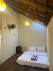 Un dormitorio con una cama con dos toallas encima. en Wake N Flow, Hiriketiya, en Hiriketiya