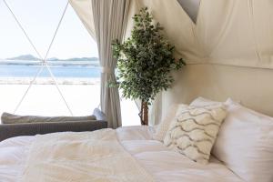 Postel nebo postele na pokoji v ubytování LIT shimanami リットシマナミ