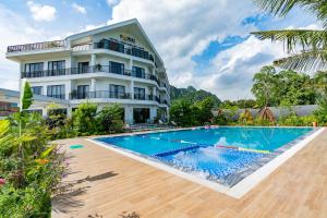 an image of a hotel with a swimming pool at AQUARIUS GARDEN NINH BÌNH in Giá Sơn