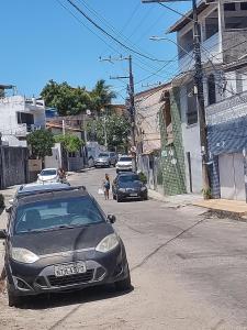 a car parked on the side of a city street at CASACOMPART Quarto individual in Salvador