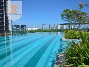 サイバージャヤにあるIdamanKu Comfort Stay - KANVAS SOHO Cyberjayaの建物の屋上にあるプール