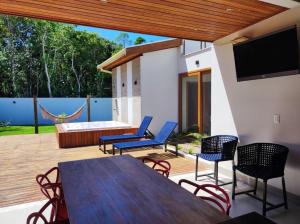 Rõdu või terrass majutusasutuses Casa incrível no Arraial D'Juda, Praia de Pitinga com churrasqueira e banheira, em condominio piscina e parque infantil