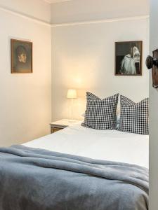 ein Schlafzimmer mit einem Bett und zwei Bildern an der Wand in der Unterkunft Dawns Cottage in the heart of Daylesford with Fireplace in Daylesford