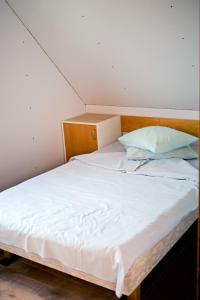 מיטה או מיטות בחדר ב-Pusi Holiday House