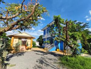 une maison avec une maison bleue et jaune dans l'établissement NAPA CHATEAU Resort, à Ban San Khu
