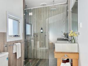 ein Badezimmer mit Dusche und Waschbecken in der Unterkunft Dawns Cottage in the heart of Daylesford with Fireplace in Daylesford + 11 Fotos