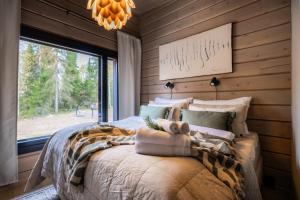 Ένα ή περισσότερα κρεβάτια σε δωμάτιο στο Arctic Mustache Lake Lodge