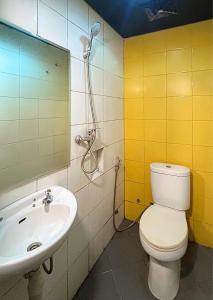 Koupelna v ubytování Djuragan Kamar Lambung Mangkurat + 6 fotografií