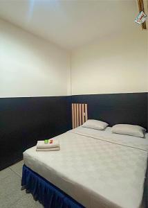 Postel nebo postele na pokoji v ubytování Djuragan Kamar Lambung Mangkurat