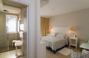A bed or beds in a room at Hotel Eden Még 37 kép