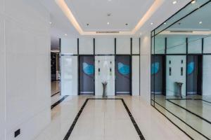 einen Flur mit Glastüren in einem Gebäude in der Unterkunft Xana Lite Hotel Tianjin National Exhibition Center Jinnan University Town in Tianjin