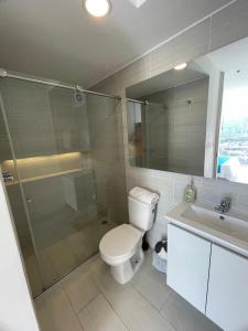 a bathroom with a toilet and a shower and a sink at Apartamento Nuevo Hermosa Vista in Ibagué +9 photos