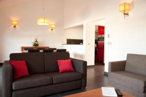 a living room with a couch and a table at Jeiroes Do Mar in Madalena