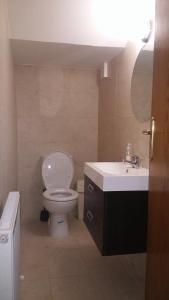 Koupelna v ubytování Alkinoou Residence + 16 fotografií