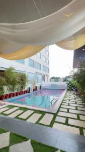 Bazén v ubytování Town Square Suites nebo v jeho okolí