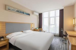 Giường trong phòng chung tại City Comfort Inn Dongguan Shilong Huixing Commercial Center +199 ảnh