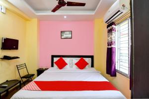 1 dormitorio con 1 cama con paredes rojas y amarillas en Super Hotel O Ashiyana Guest House, en kolkata 22 fotos más