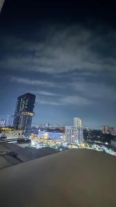 泗水Family Apartemen Near Pakuwon Mall的从沙丘上看到的城市夜景