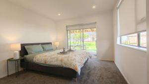 Ένα ή περισσότερα κρεβάτια σε δωμάτιο στο Cozy 3-Bed Home with Backyard near LynnMall