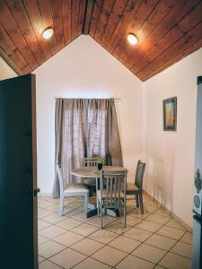 a dining room with a table and chairs at Casa a una cuadra de la playa in Ensenada