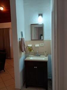 a bathroom with a sink and a mirror at Casa a una cuadra de la playa in Ensenada