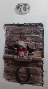 une horloge sur un mur avec des jouets dessus dans l'établissement Costagchu187, à Gualeguaychú