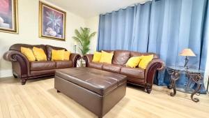 een woonkamer met twee leren banken en een tafel bij Iconic 2BR Bungalow, Short Walk to SJSU, with Parking in San Jose