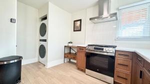 een keuken met een fornuis en een aanrechtblad bij Iconic 2BR Bungalow, Short Walk to SJSU, with Parking in San Jose
