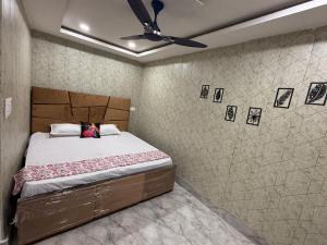 Un dormitorio con una cama y un ventilador de techo. en Sneham home stay, en Vrindāvan 18 fotos más