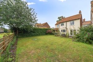 a yard in the backyard of a house at Orchard House Docking in Docking