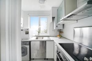 Kuchyň nebo kuchyňský kout v ubytování Charming Designer Cosy Loft Apartment