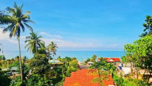 Ko Lanta YaiStarlight Bungalows - 3 Mins Walk To Beach的享有棕榈树小镇和大海的景色