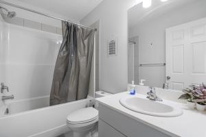 une salle de bain blanche avec toilettes et lavabo dans l'établissement EasyStay - Close to Edmonton Airport, Shared Washroom, à Edmonton 21 autres photos