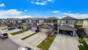 une vue aérienne d'une maison avec un parking dans l'établissement EasyStay - Close to Edmonton Airport, Shared Washroom, à Edmonton
