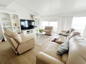 Μια τηλεόραση ή/και κέντρο ψυχαγωγίας στο # Marbella Lane-Oceanfront Retreat - Stunning View