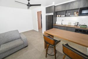 Studio Three的客厅里有一张沙发和一张桌子。