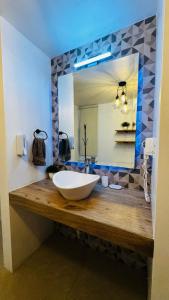 Un baño de Departamento moderno a un lado de la feria