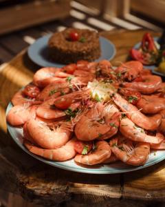 Un plato de camarones en una mesa con un pastel. en رحلات بحرية دولفين وغواصة وجزر, en Hurghada