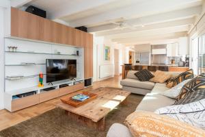 Μια τηλεόραση ή/και κέντρο ψυχαγωγίας στο White Lotus