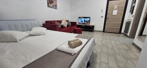 a bedroom with a bed and a living room at Luxury Apartment in Alezzi Resort Piscina Interioara & Spa in Mamaia Nord