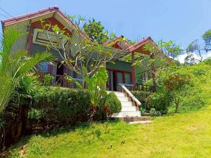 Una casa con escaleras que conducen a ella. en Starlight Bungalows - 3 Mins Walk To Beach, en Ko Lanta Yai