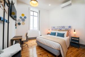 a bedroom with a large bed and a window at Bairro Novo - Alojamento Local in Figueira da Foz