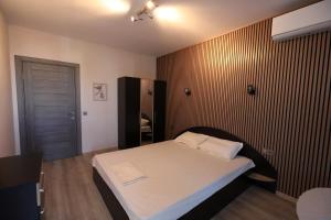a small bedroom with a bed and a door at Петров 3 in Bŭnzareto