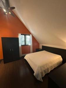 a bedroom with a bed and a ceiling fan at Nature & confort - Refuge L'Equilibre in Scott