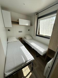 Ένα ή περισσότερα κρεβάτια σε δωμάτιο στο Mobilhome L'Instant Chill au Cap Ferret